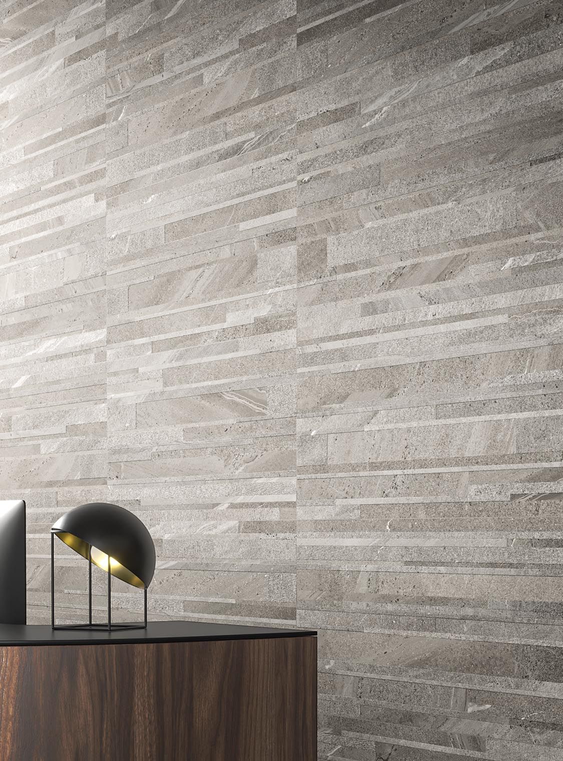 Lampi situr á tréborði fyrir framan vegg.