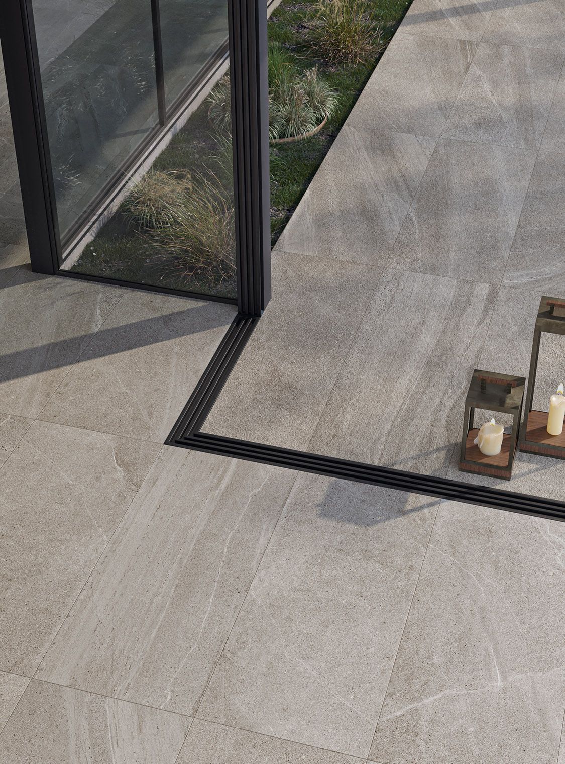 Tvö ljósker sitja á flísum á gólfi við hlið glugga.