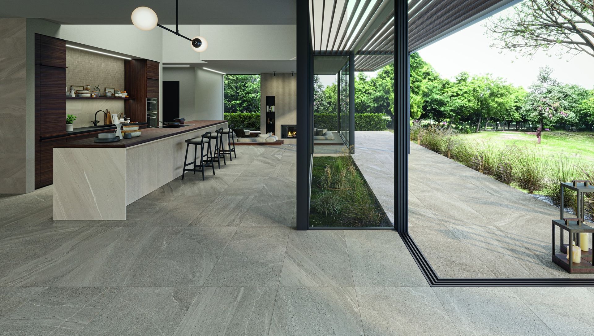 Eldhús með glerrennihurð sem leiðir út á verönd.