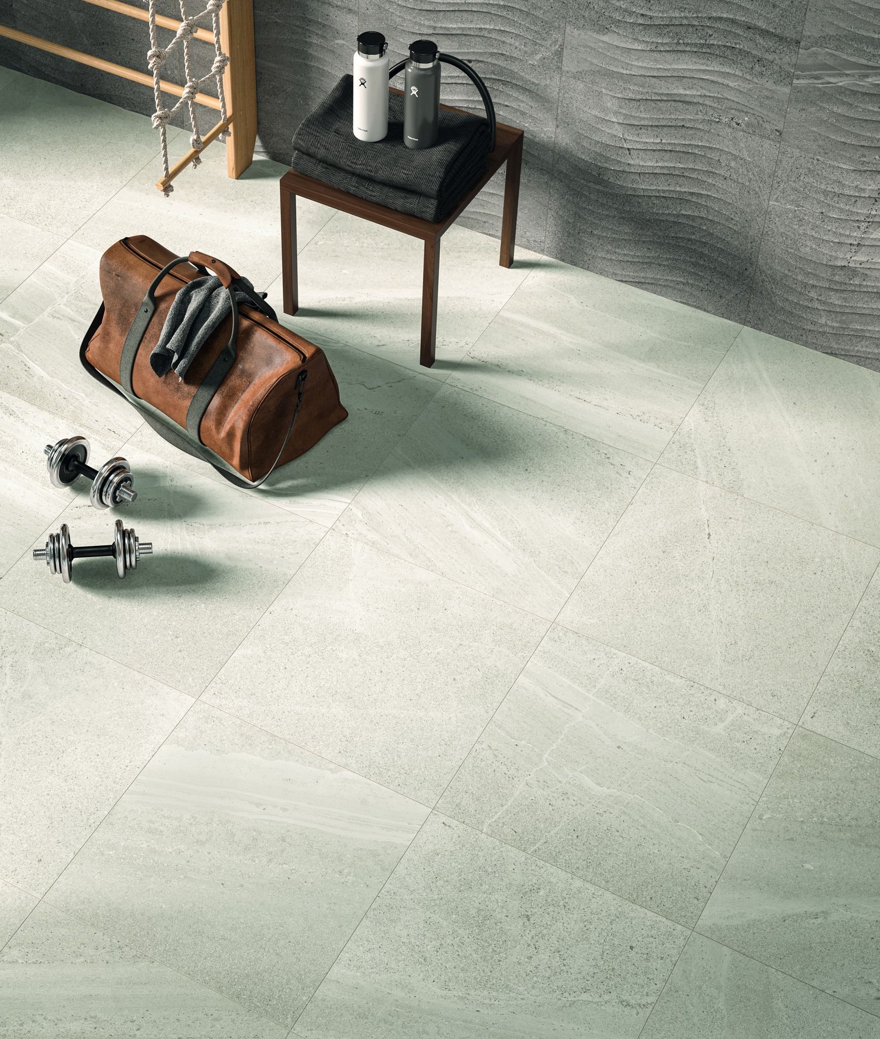 Það er taska og handlóð á gólfinu.