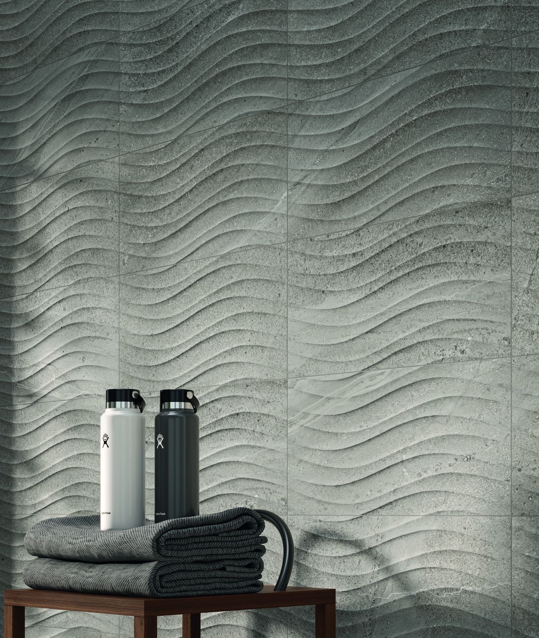 Tvær vatnsflöskur sitja á tréstól fyrir framan vegg.