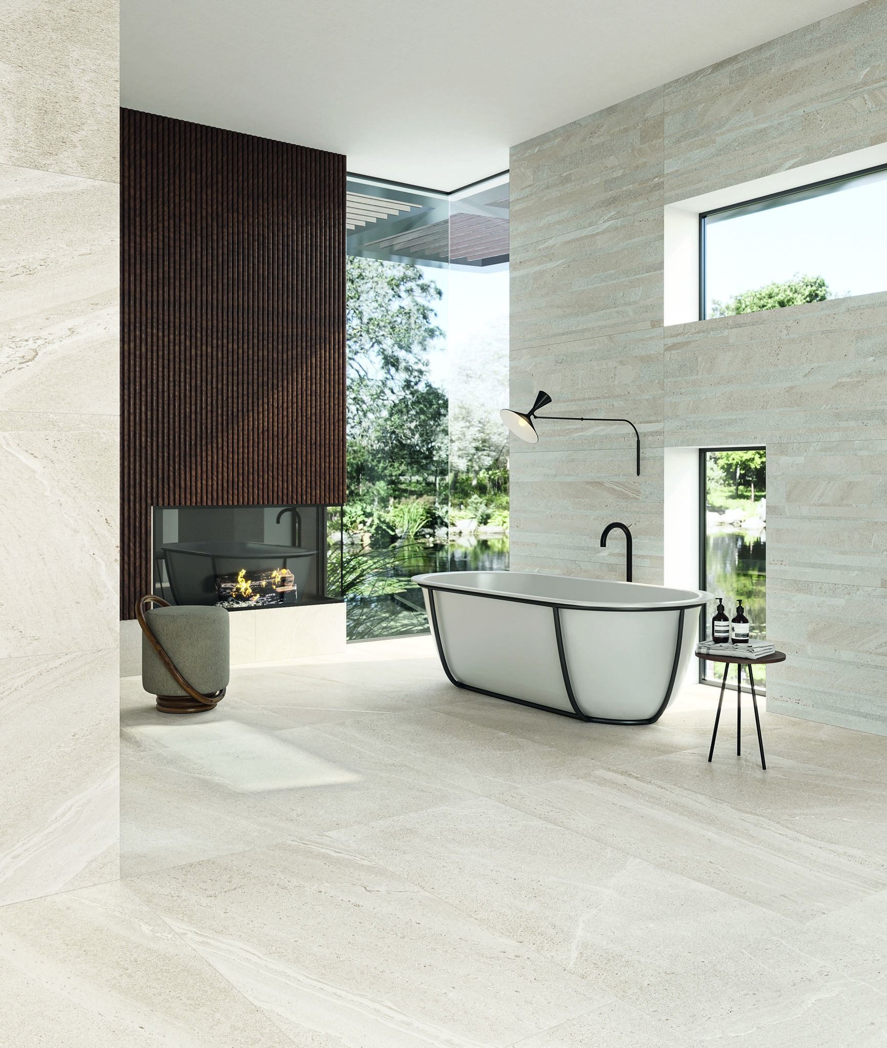 Baðherbergi með baðkari og arni.