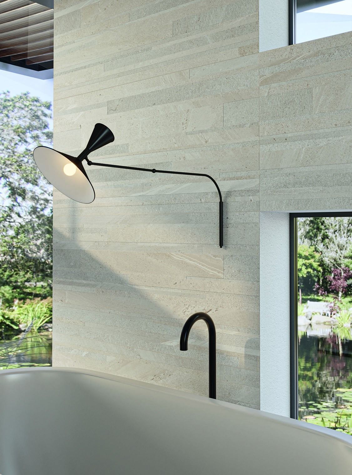 Baðherbergi með baðkari og lampa á vegg