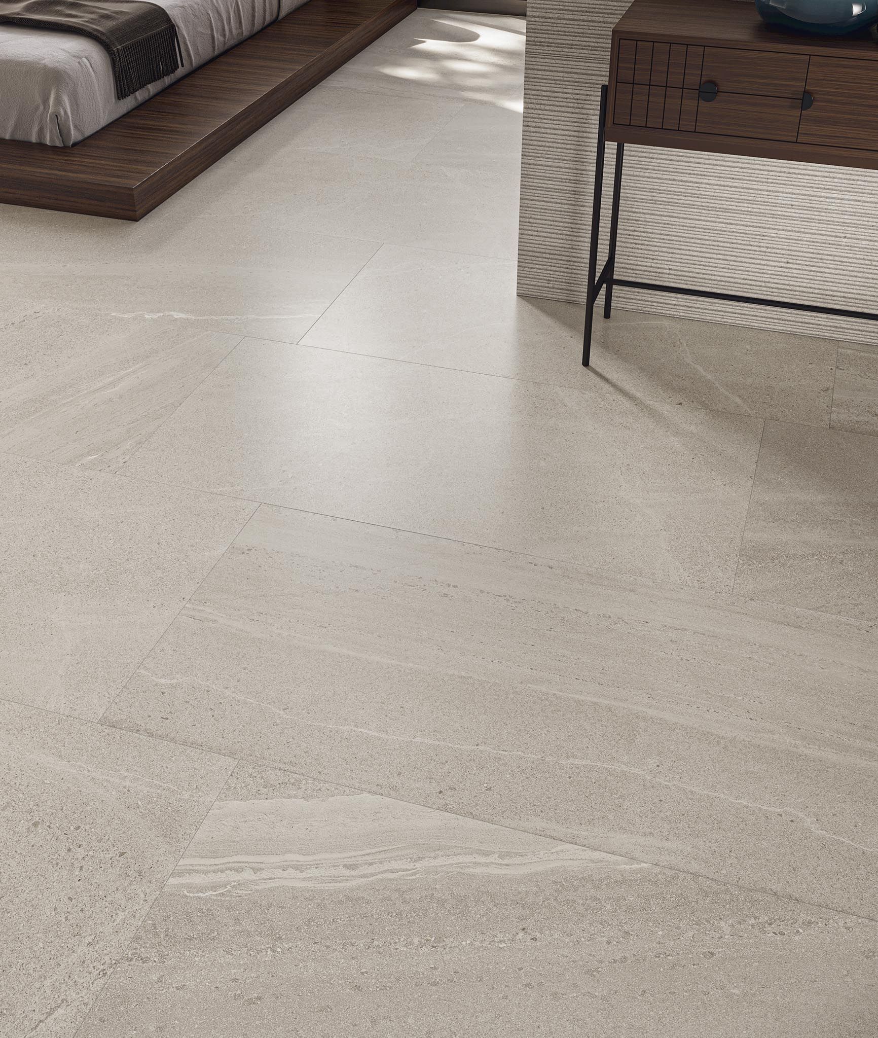 Svefnherbergi með rúmi og borð með hvítu flísum á gólfi.