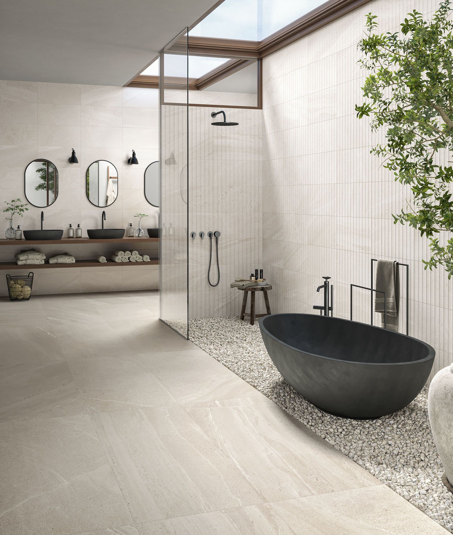 Baðherbergi með svörtu baðkari og sturtuklefa