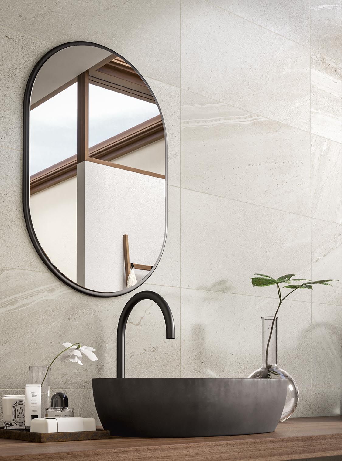 Baðherbergi með vaski og spegli á vegg