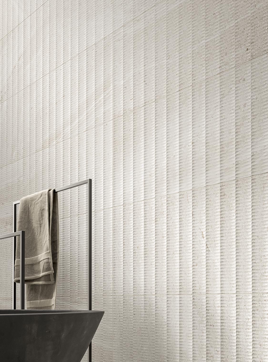 Baðherbergi með vaski og handklæðaskáp.