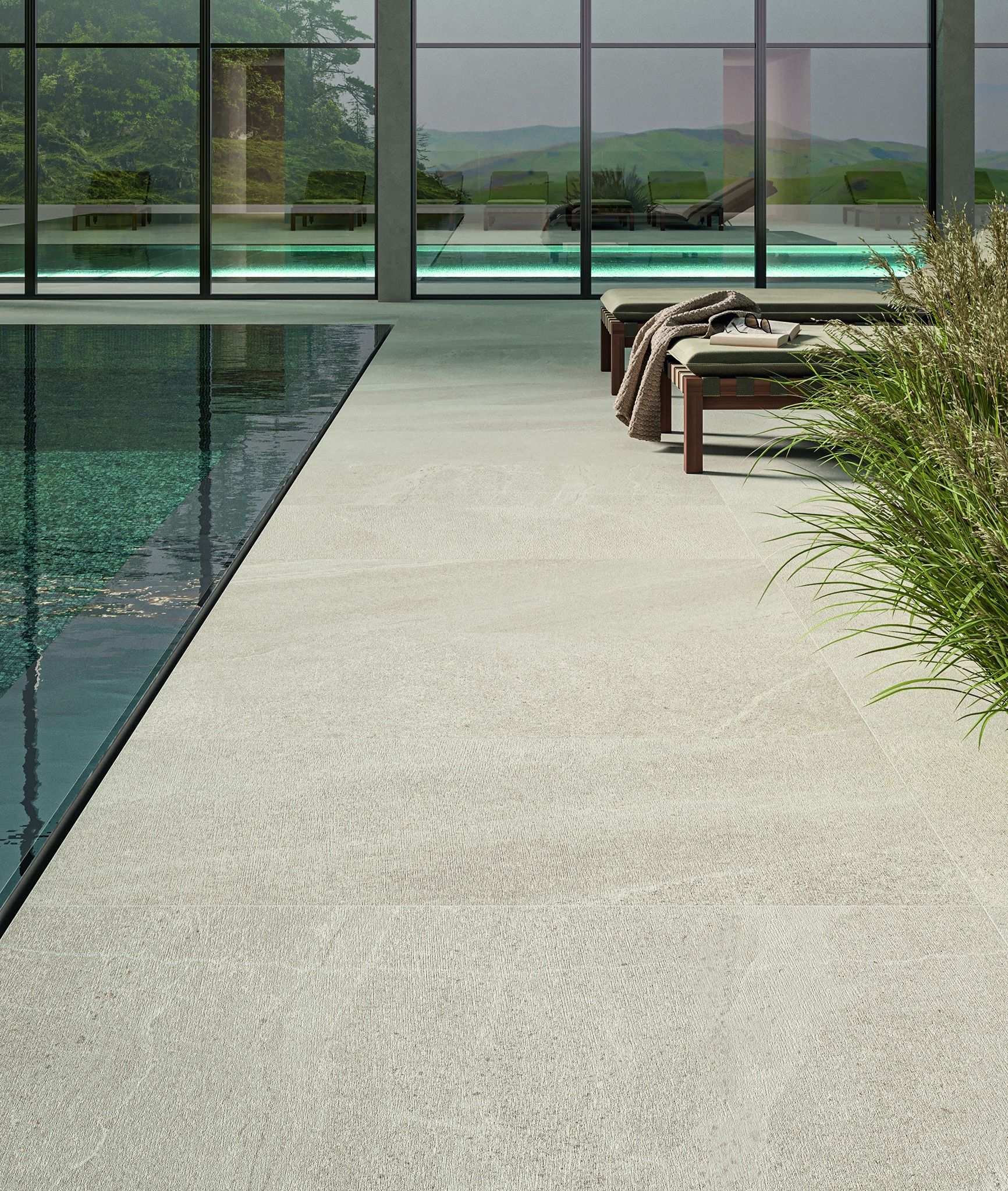 Stór innisundlaug með göngustíg sem liggur að henni.