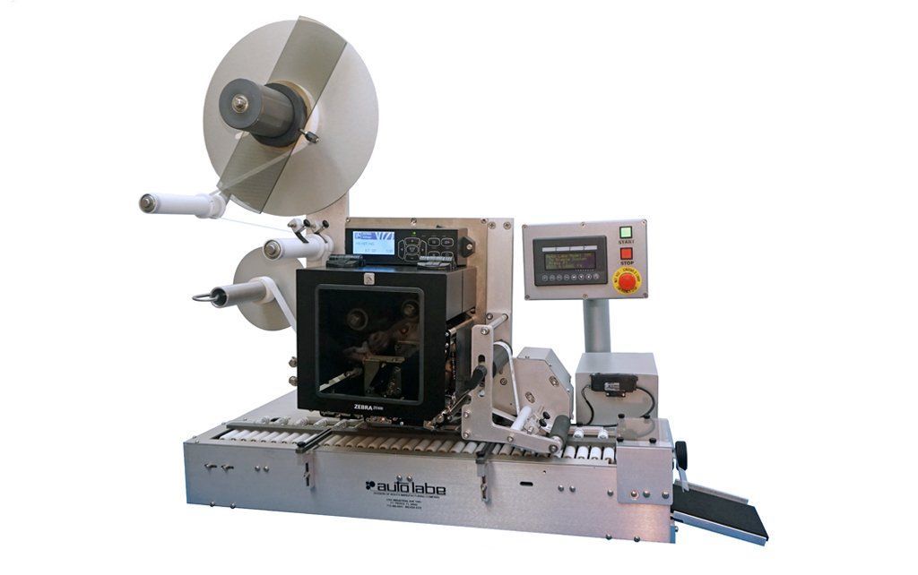 Industrial labeling machine with a roll dispenser.