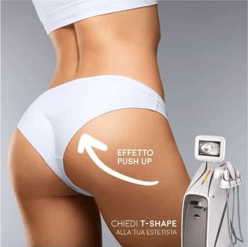 Un dispositivo medico estetico a forma di T accanto a una modella che indossa lingerie bianca, con una freccia bianca che indica un effetto push-up.