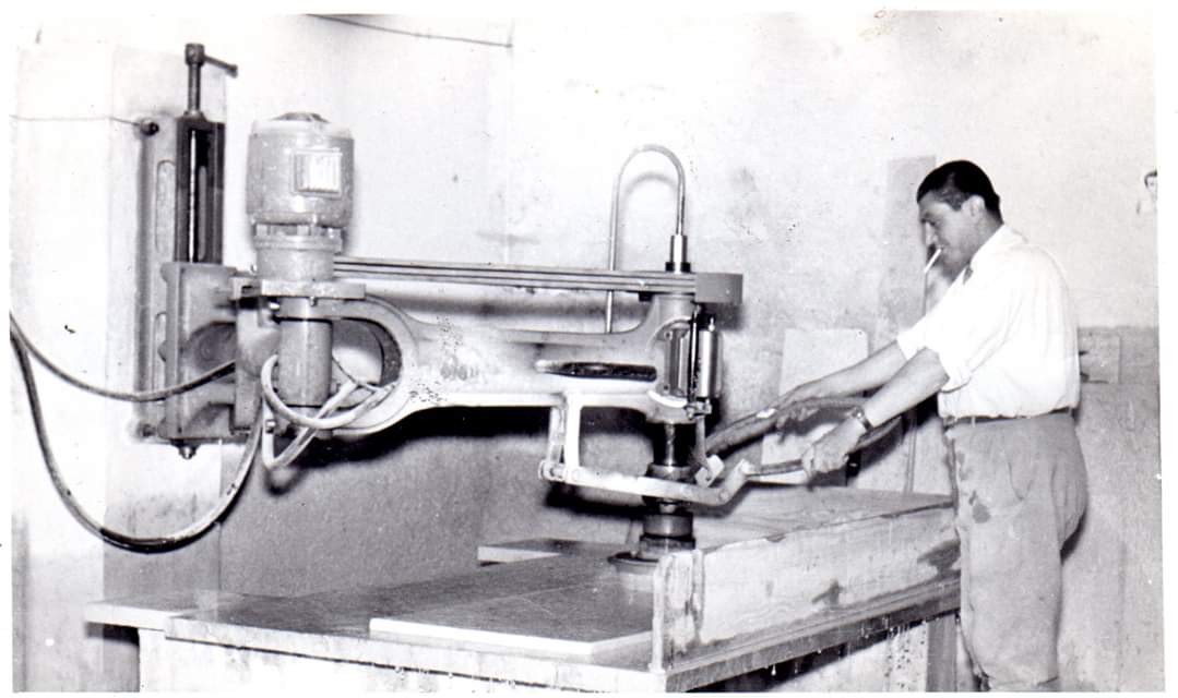 foto d'epoca durante la lavorazione del marmo