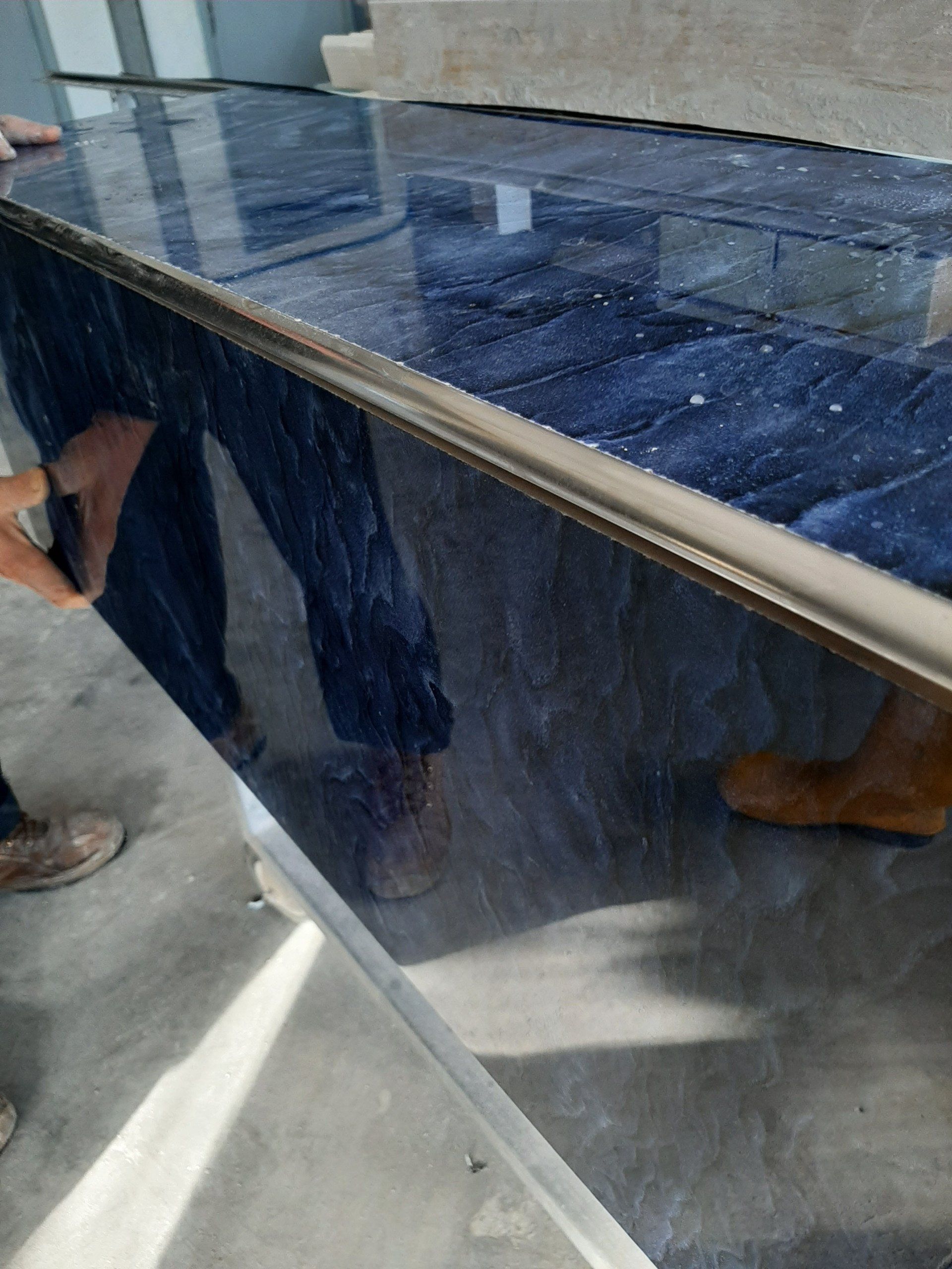 interni stabilimento durante una lavorazione in gres