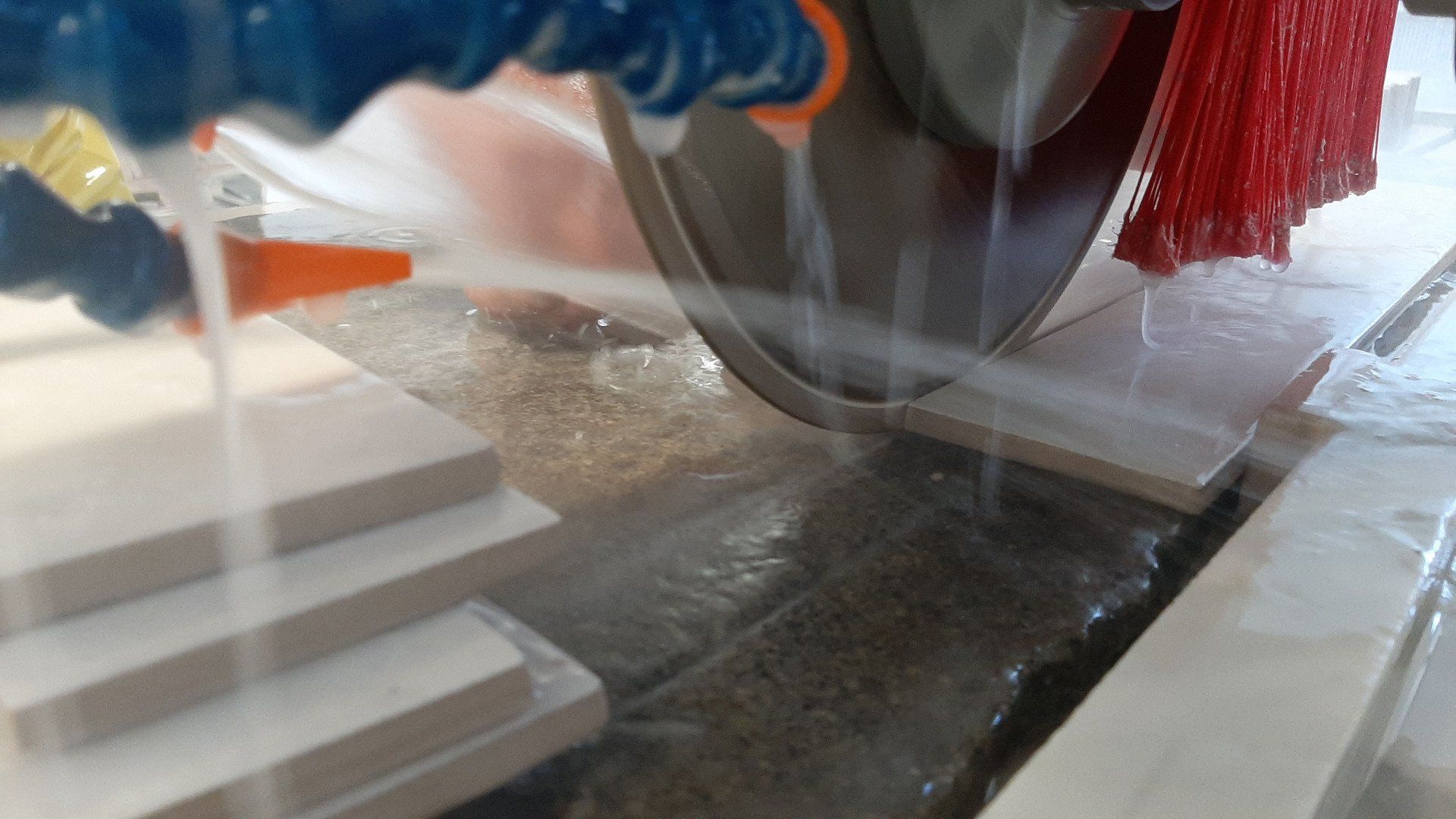 operaio durante una lavorazione