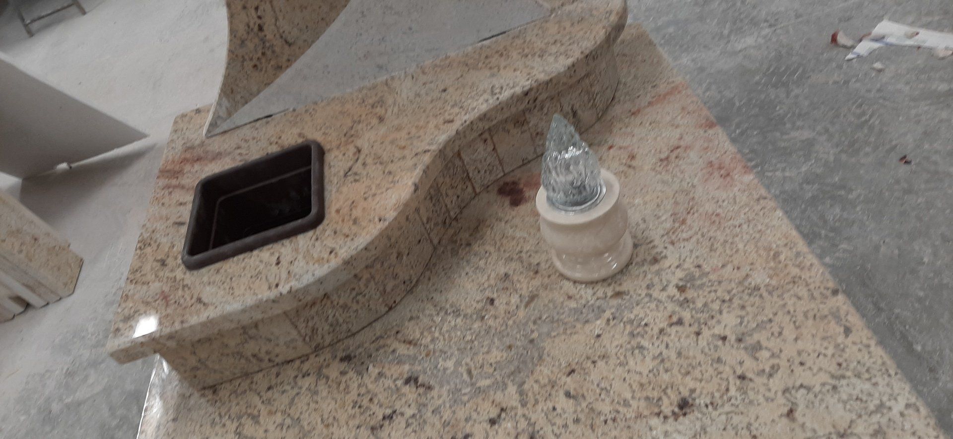 lapide in marmo e pietra