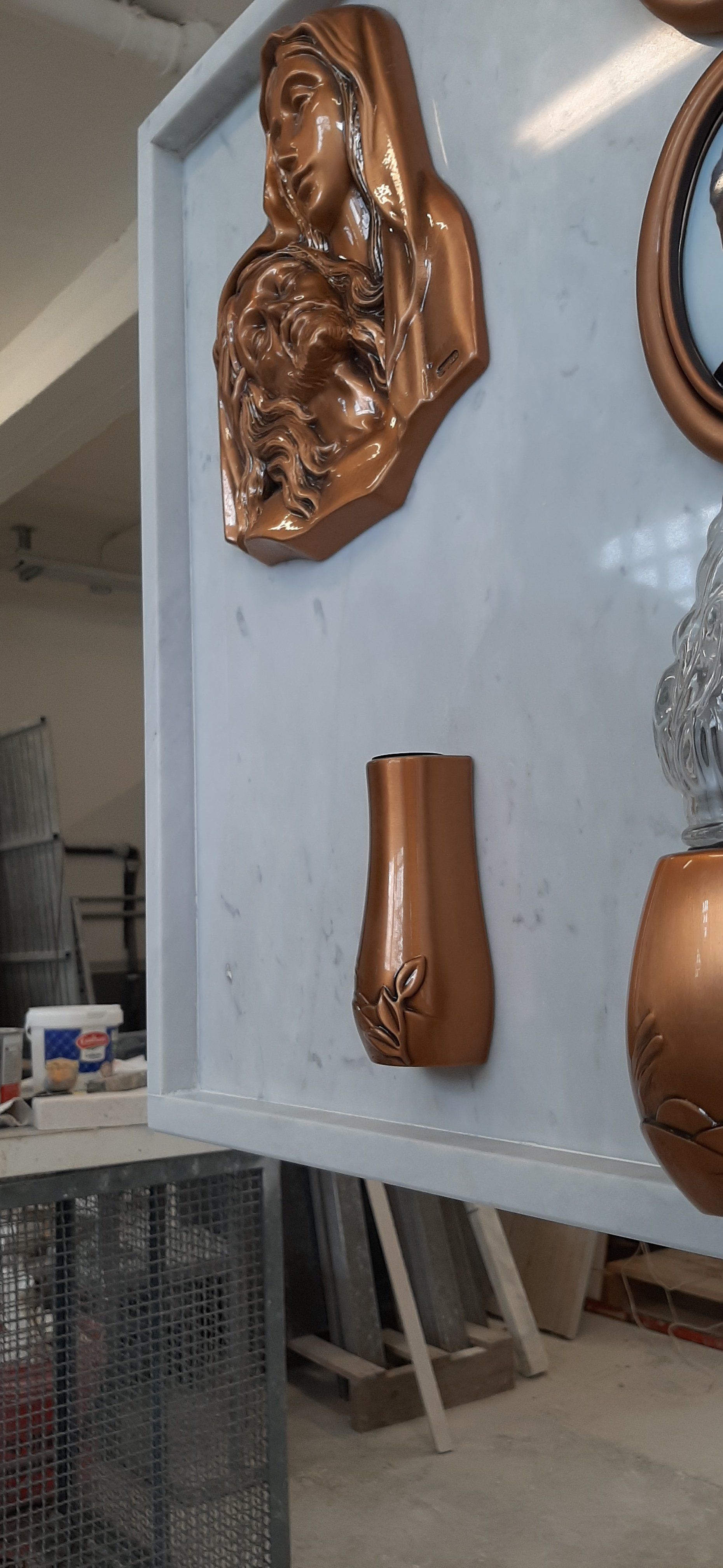 lapide in marmo di colore bianco