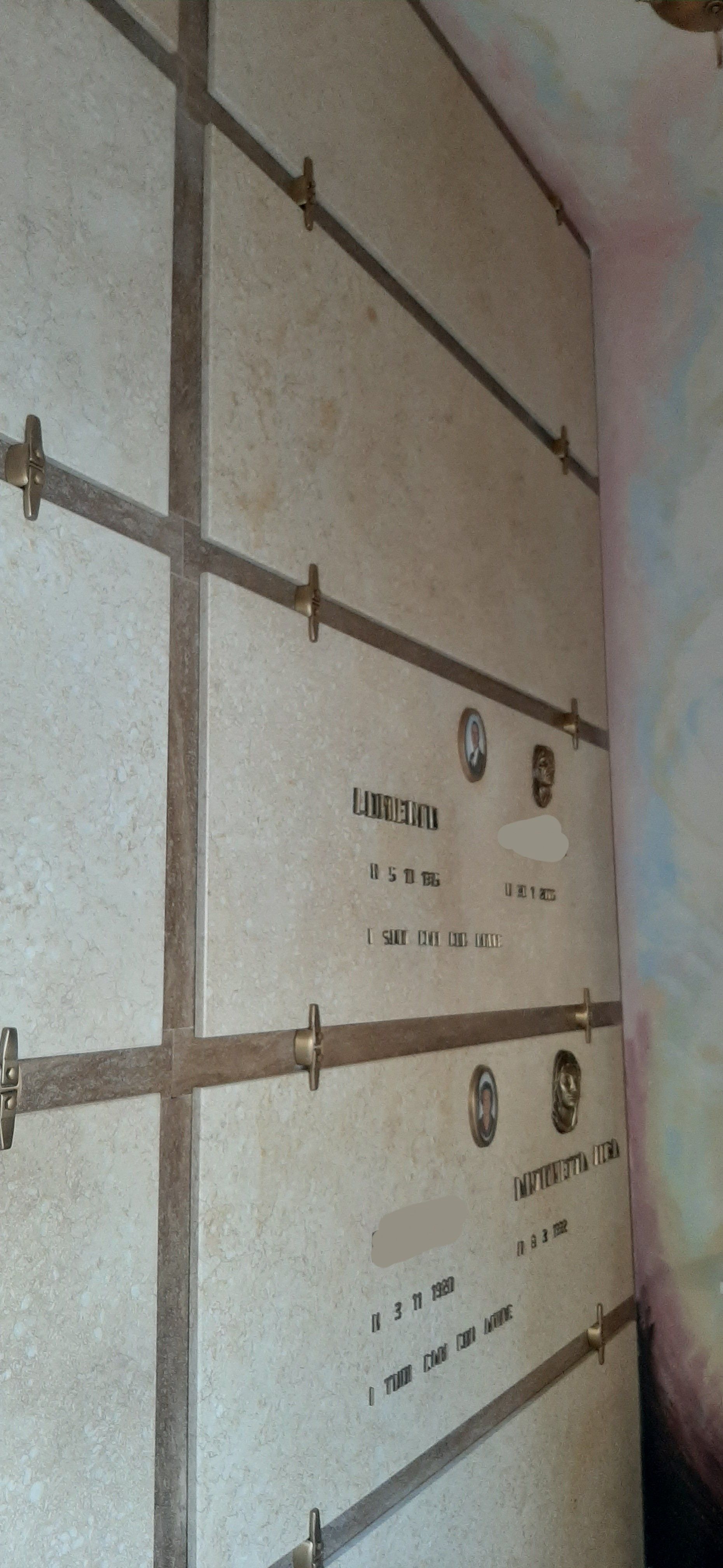 lapide in marmo bianco