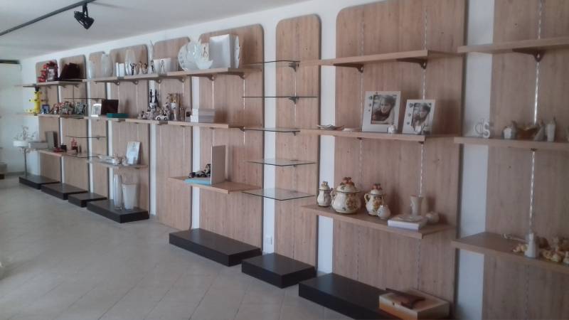 scaffali per esposizione merci