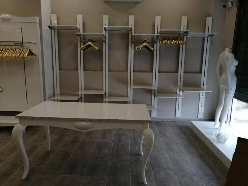 stender e appendiabiti per negozi