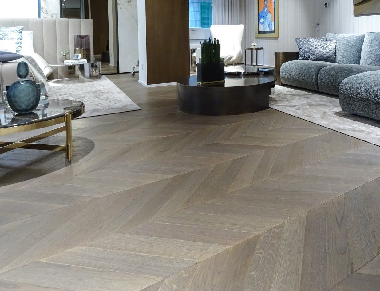 Pavimento in legno con motivo a spina di pesce in un soggiorno moderno.