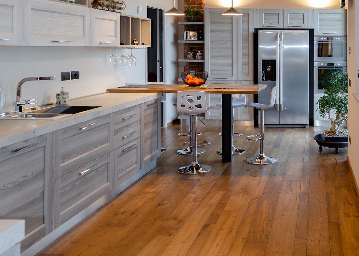 4 idee per una cucina con pavimento in legno