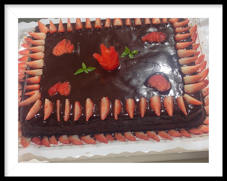 bolo de chocolate e morangos sem glúten e sem lactose