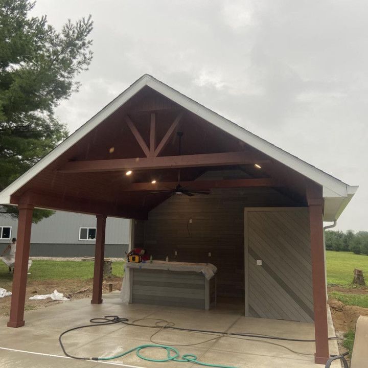 A building with a roof that has a triangle on it