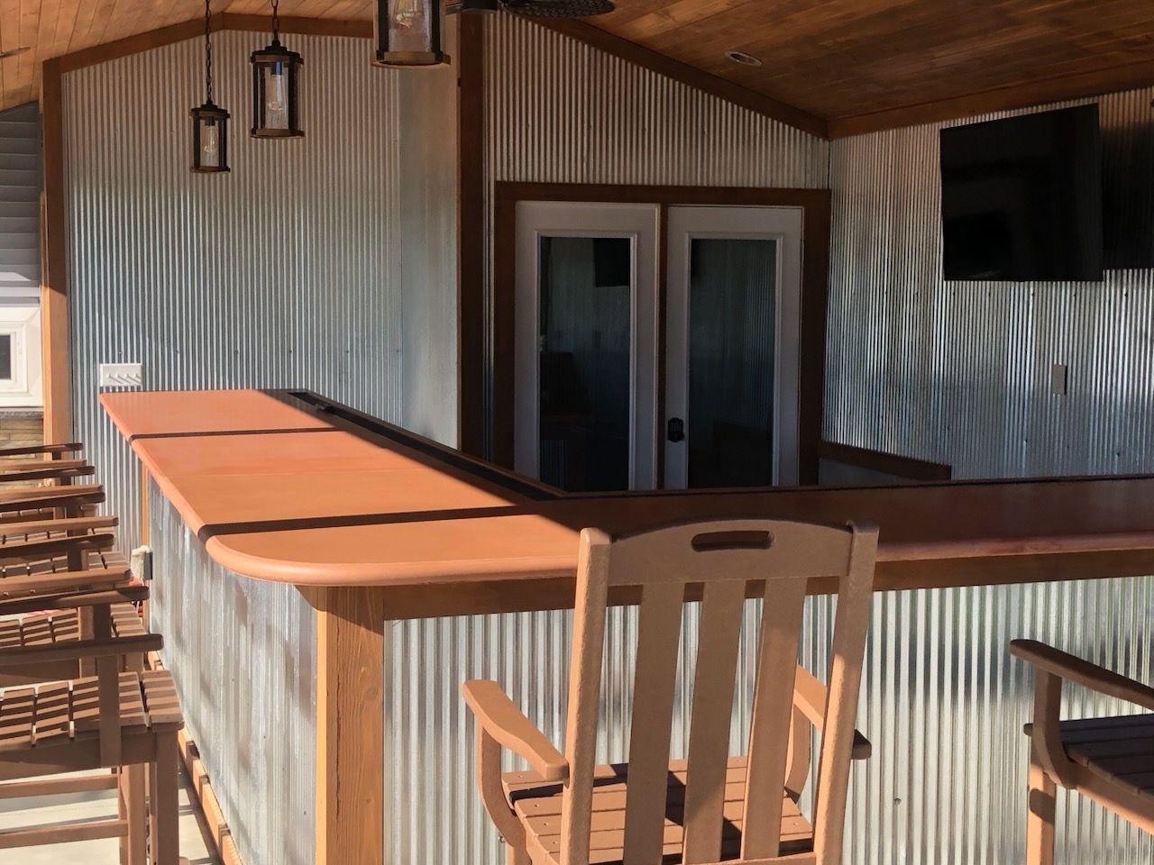 A building with a roof that has a triangle on it