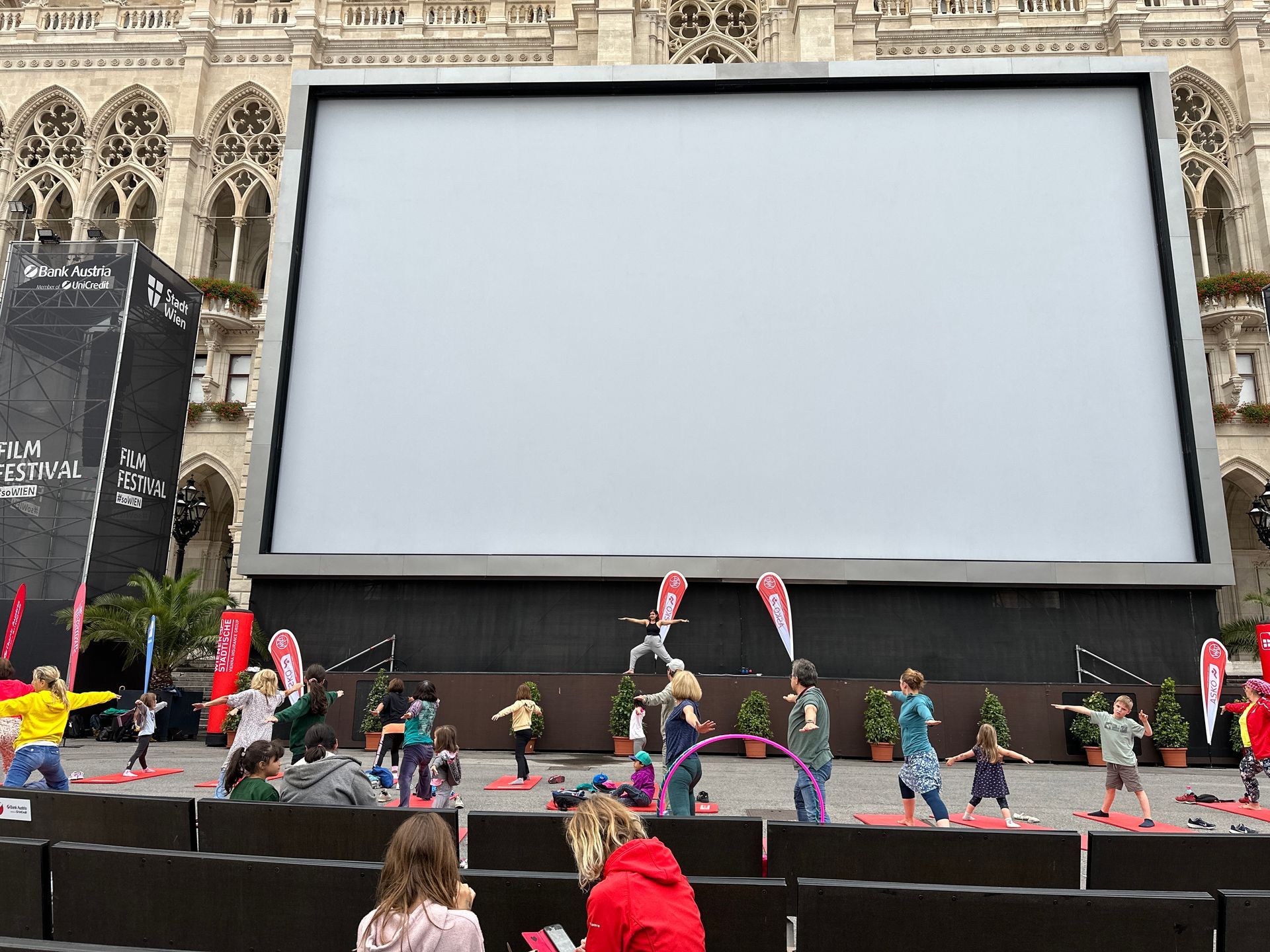 Second Warrior, Yoga on the stage of Filmfestival, Rathauspaltz