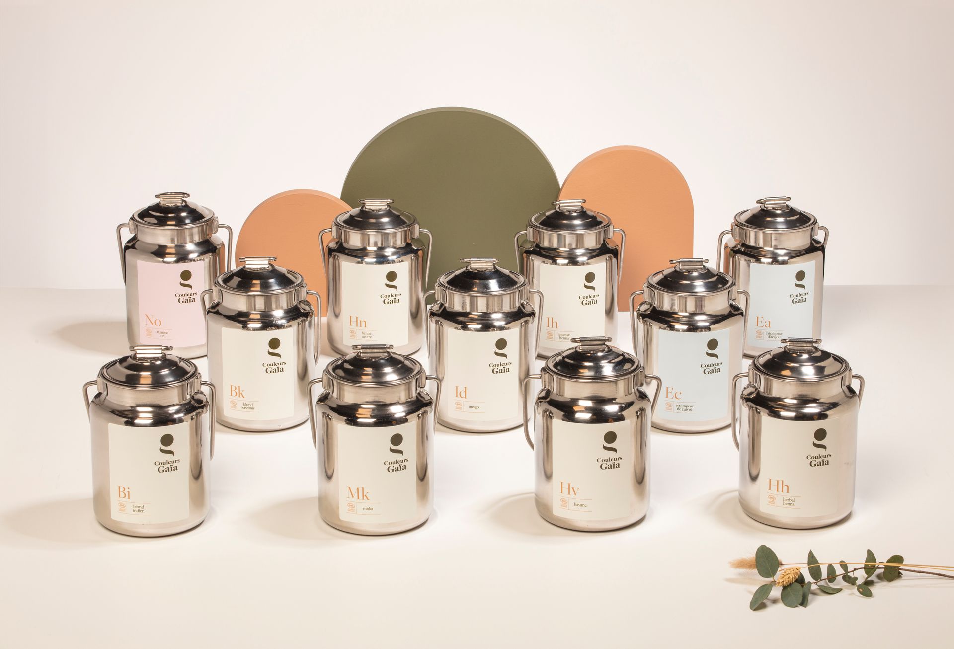 Un groupe de casseroles en acier inoxydable posées sur une table.