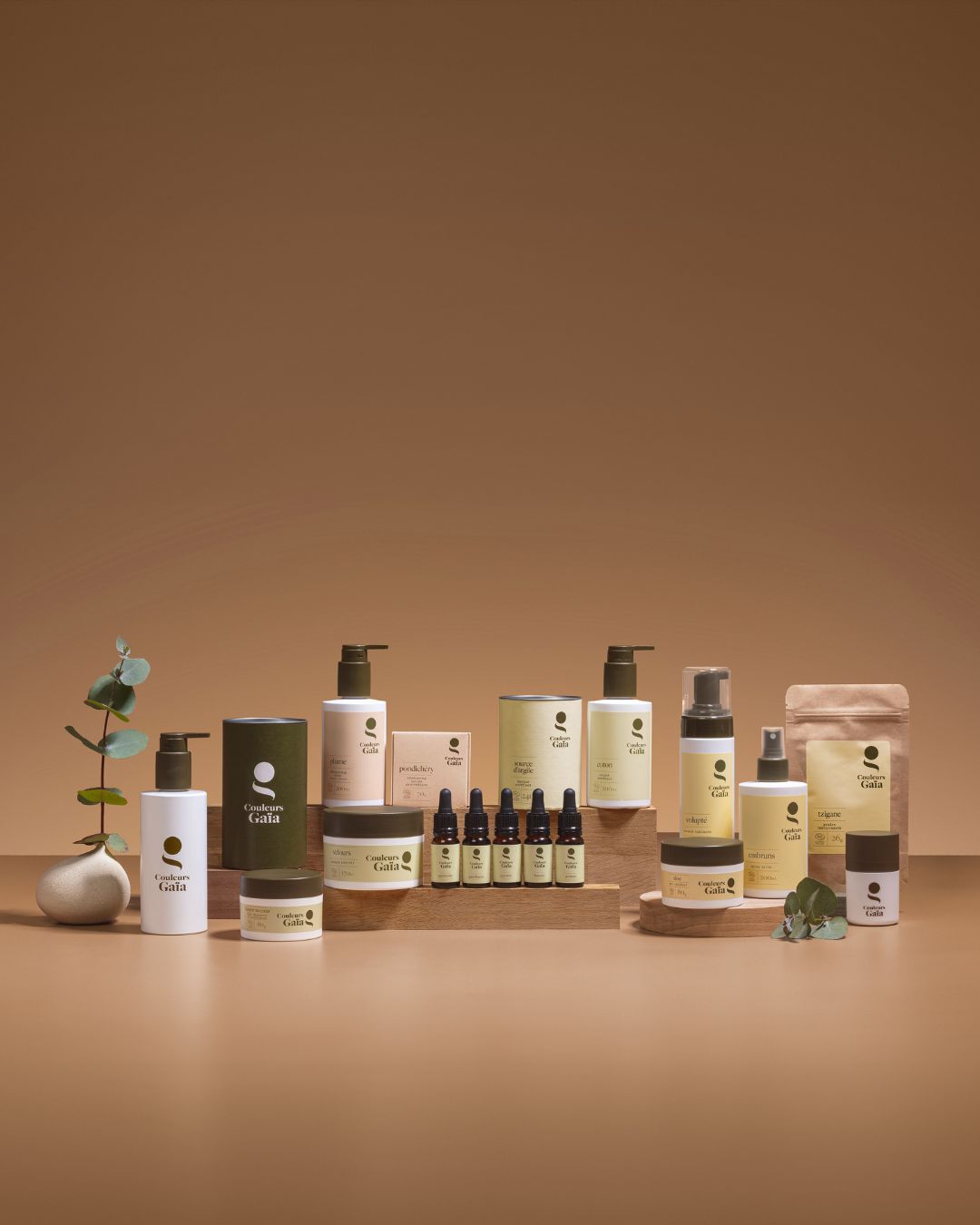 Une table surmontée d'une variété de bouteilles et de pots de cosmétiques.