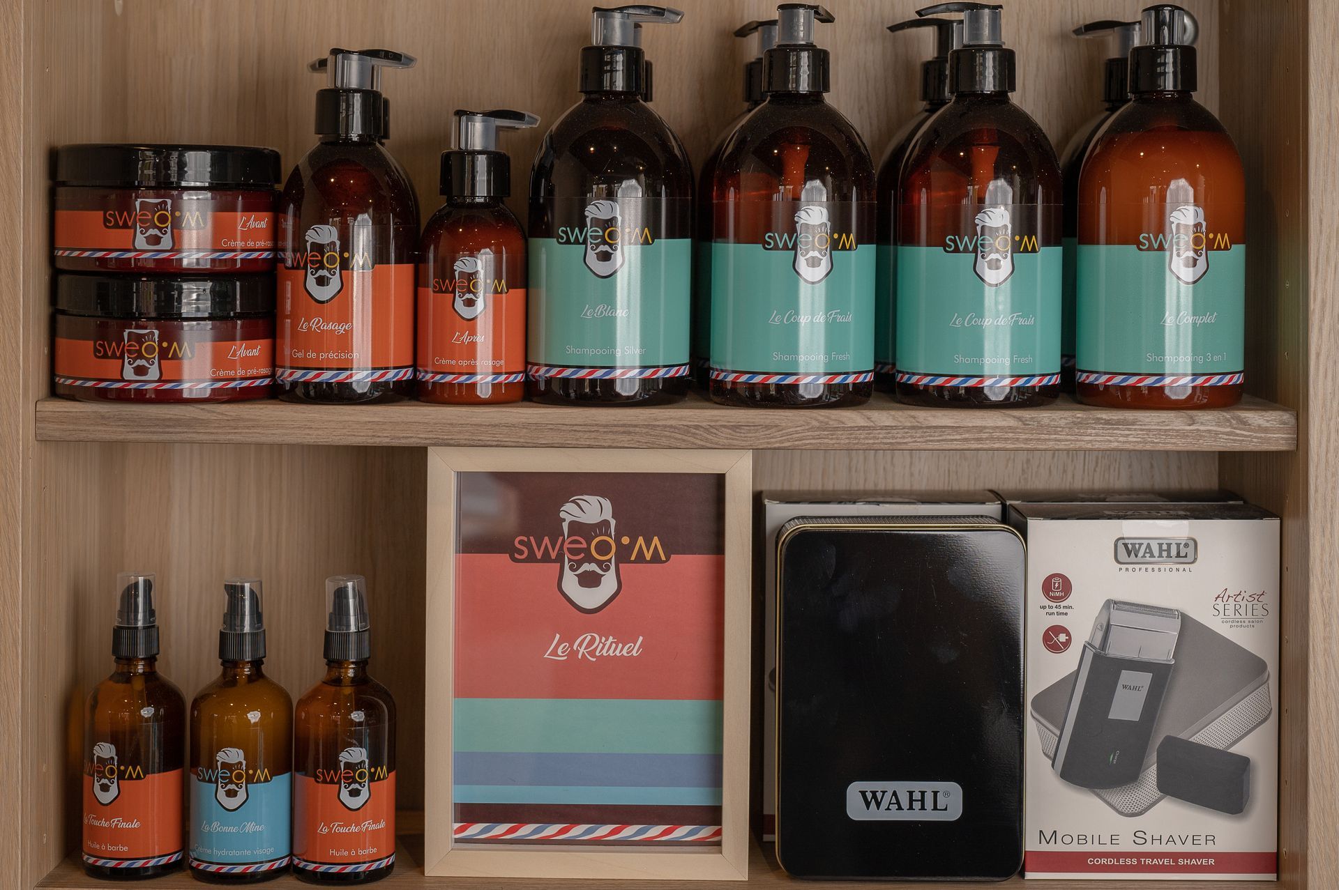 Une étagère remplie de bouteilles de shampoing et d'après-shampoing