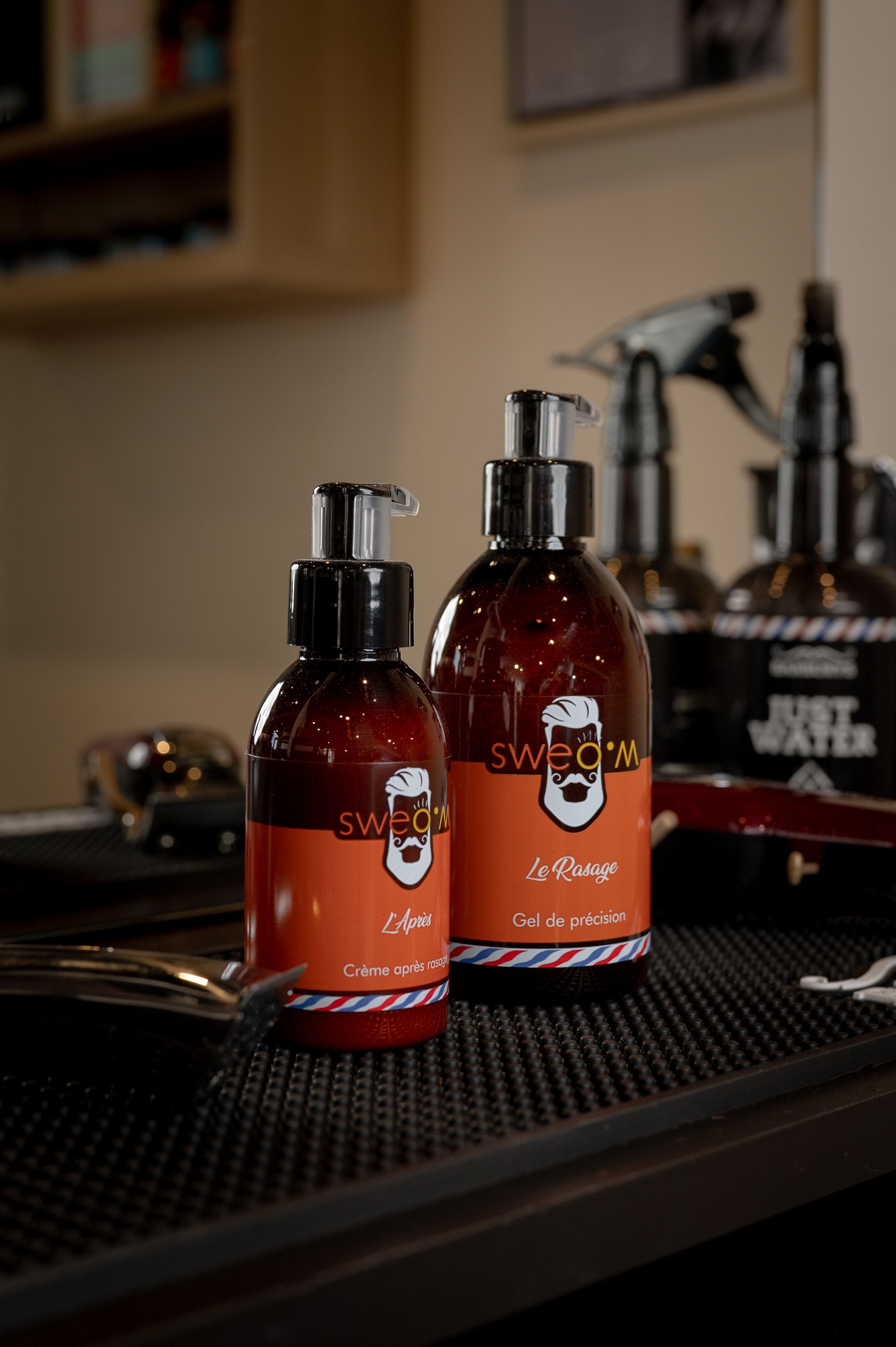 Deux bouteilles de lotion sont posées sur un comptoir dans un salon de coiffure.