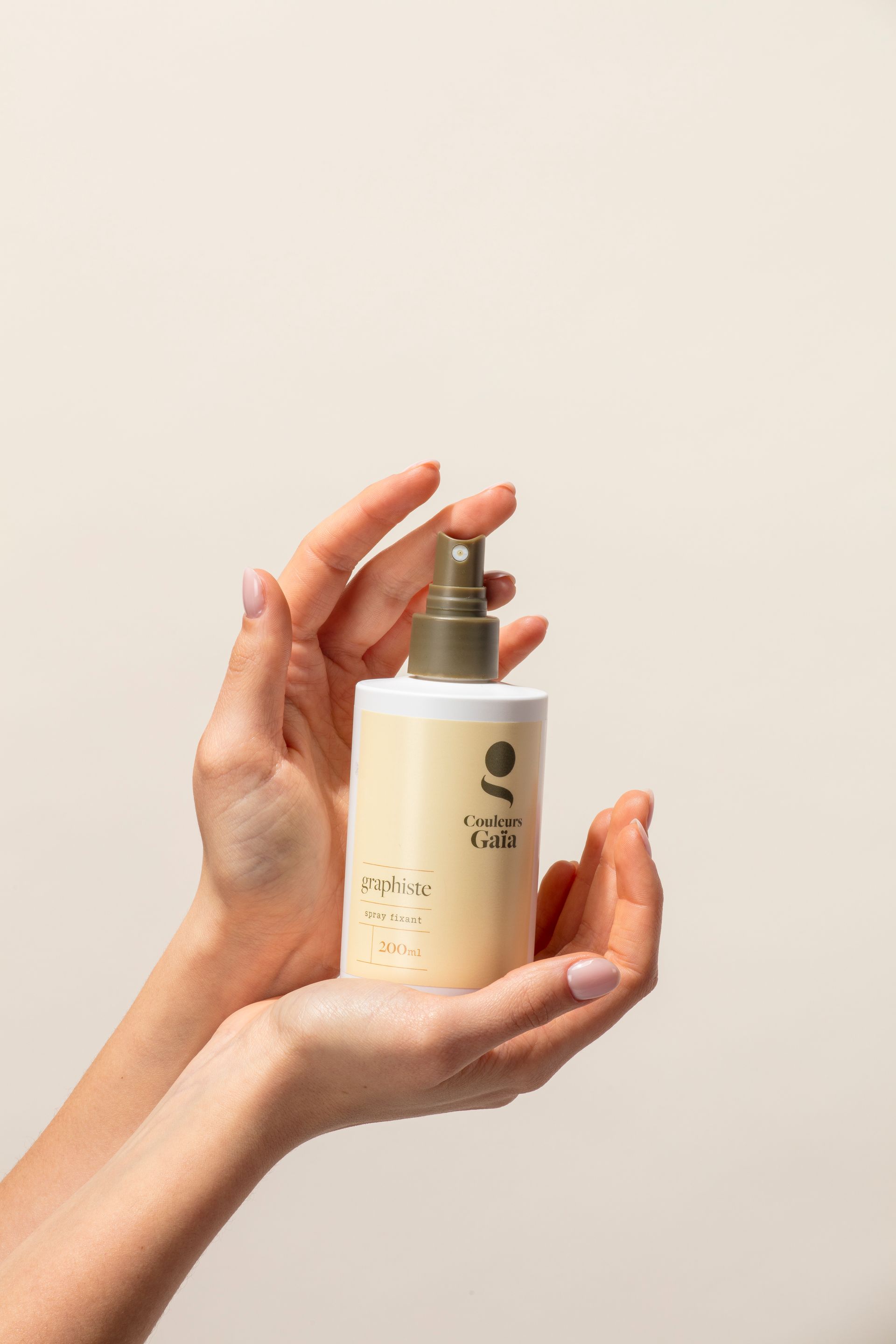 Une femme tient une bouteille de lotion dans ses mains.