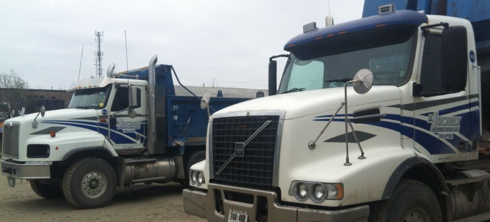 Deux camions à benne basculante Volvo sont garés l'un à côté de l'autre