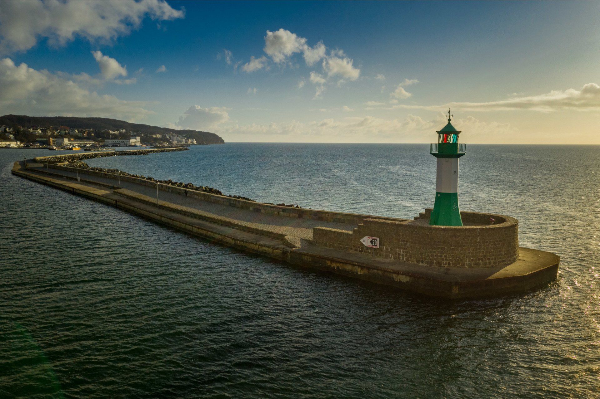 Rügen, Mecklenburg-Vorpommern, Vorpommern, Sassnitzer Mole, Mole, Leuchtturm,Wolken, Ostsee
