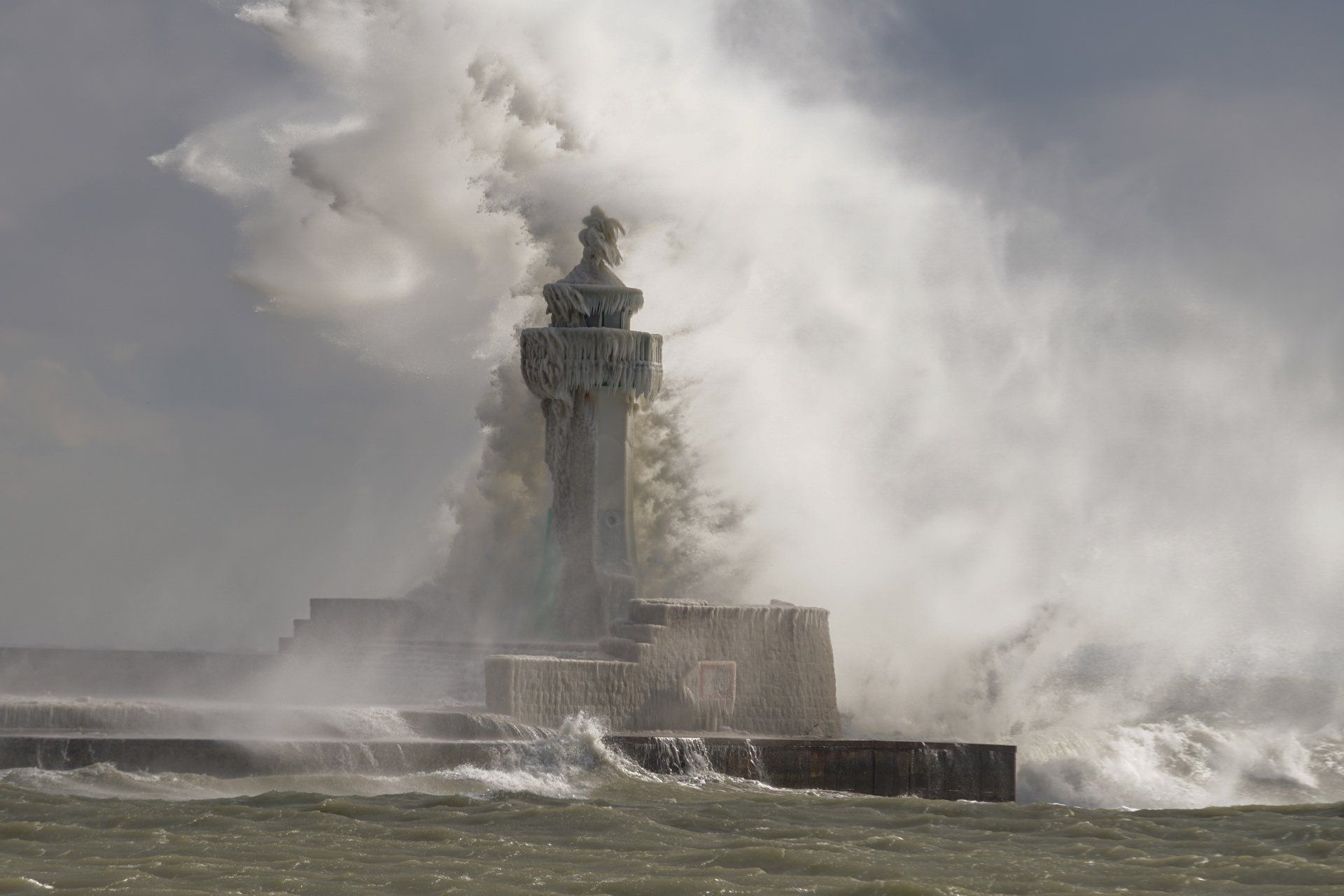 Rügen, Mecklenburg-Vorpommern, Vorpommern, Sassnitz, Sassnitzer Leuchtturm, Leuchtturm, Eismantel, Winter, Sturm, Wellen, Ostseesturm, Ostsee, Kälte