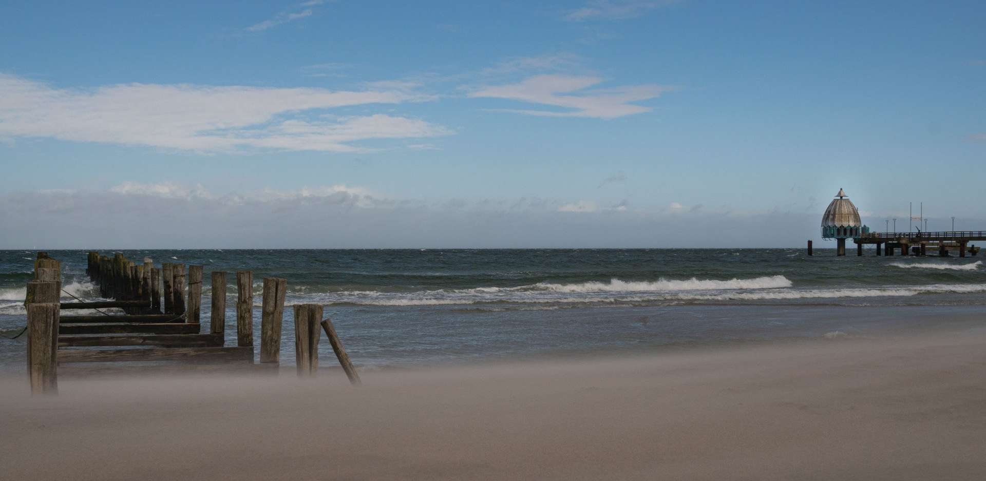 Seebrücke, Tauchgondel, Morgenlicht, Sonnenaufgang, Sandstrand, Strand, Ostseeküste, Wolken, Zingst , Ostsee, Mecklenburg-Vorpommern, Vorpommern, Buhnen