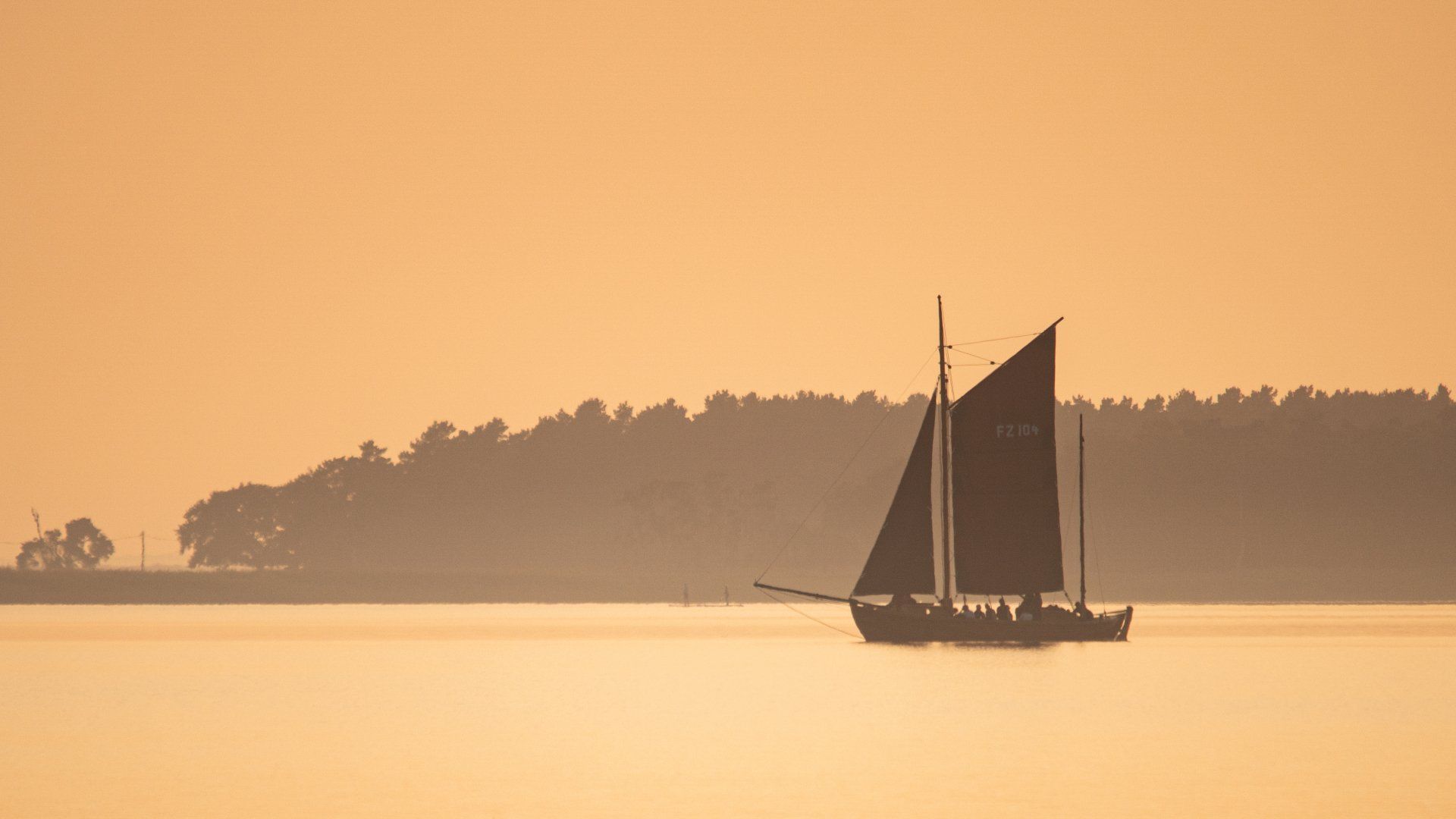 Zeesboot,Sonneuntergang, Stand Up Paddler, Segelboote, Bodden, Bodstedter Bodden, Vorpommern, Vorpommern-Rügen, Vorpommersche Boddenlandschaft