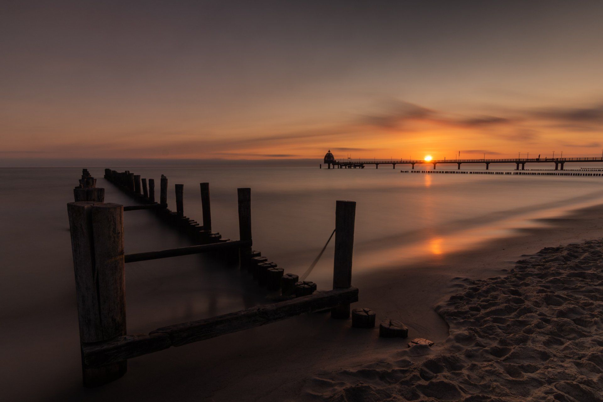 Seebrücke, Tauchgondel, Morgenlicht, Sonnenaufgang, Sandstrand, Strand, Ostseeküste, Wolken, Zingst , Ostsee, Mecklenburg-Vorpommern, Vorpommern, Buhnen