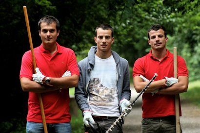 operaio durante la potatura di un prato