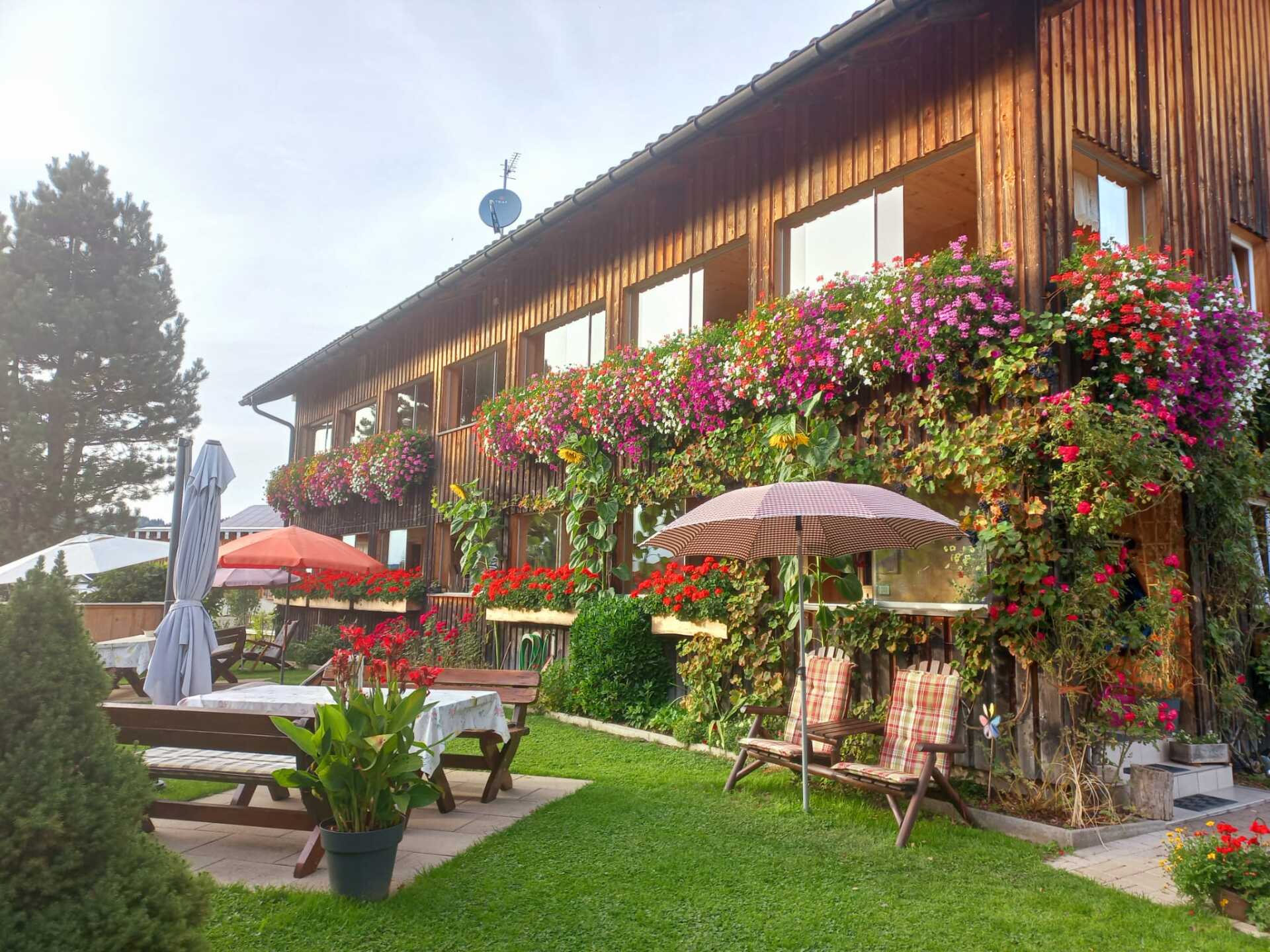 Außenansicht Haus Vögel