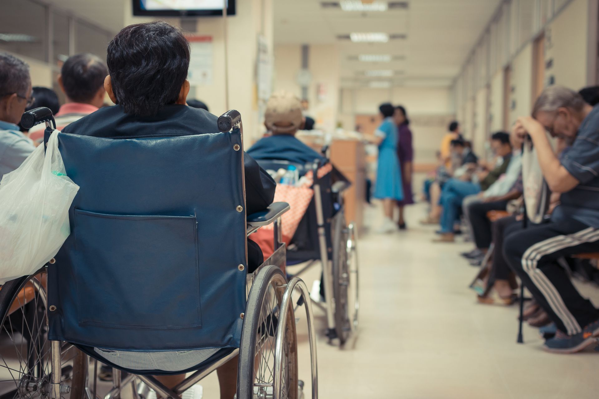 Trabajador herido sentado en silla de ruedas