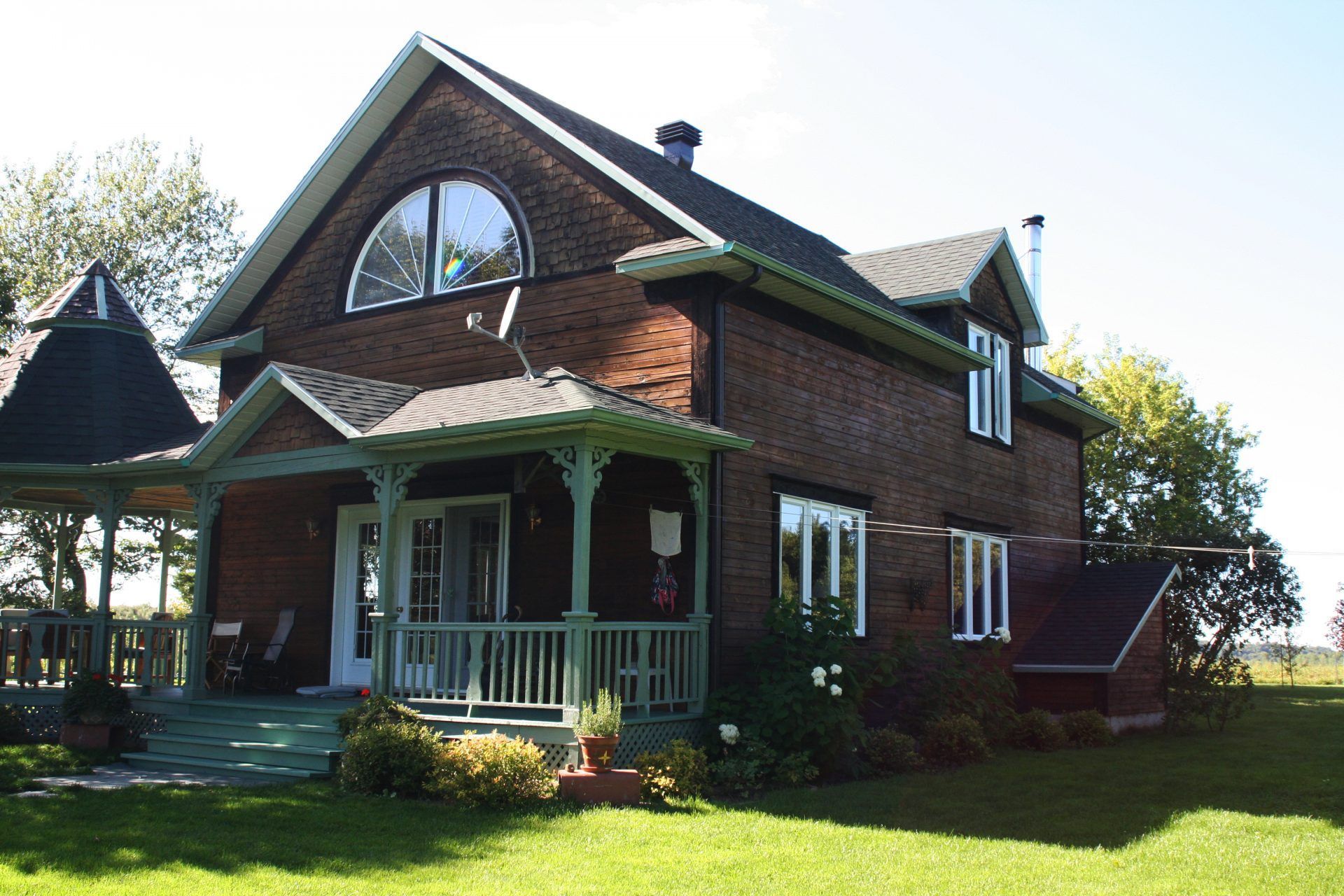 Une grande maison en briques avec un grand porche