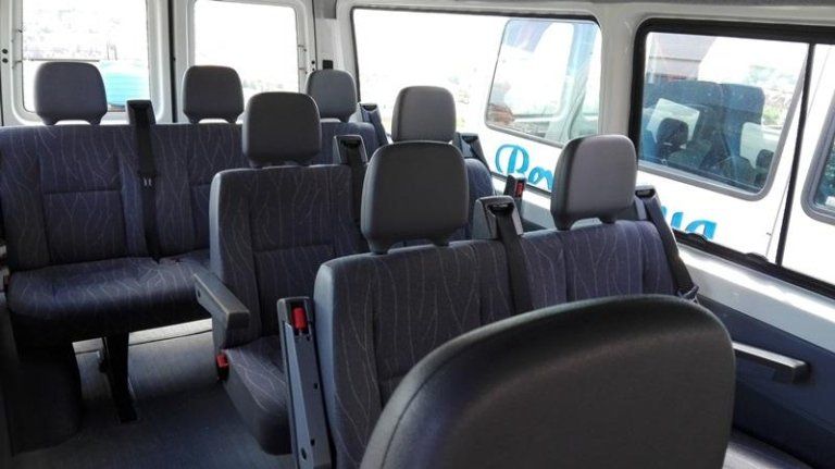 L'interno di un furgone con la scritta doria sul lato