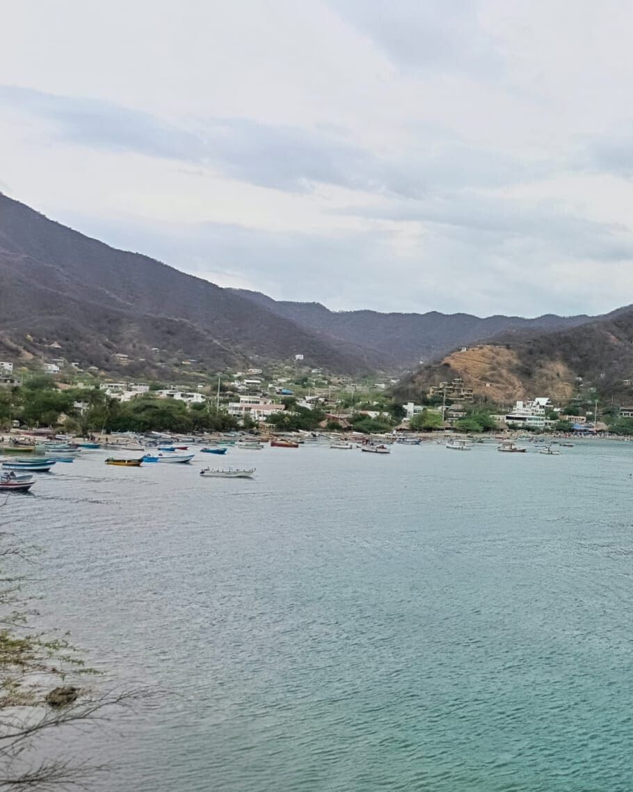 Barco catamarán amarillo llamado 