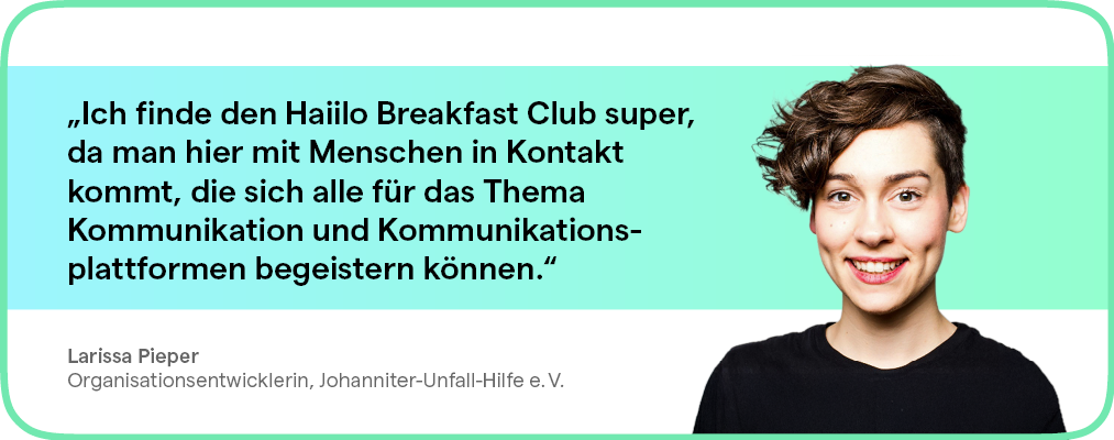 Eine lächelnde Frau mit kurzen, lockigen Haaren. Text: 