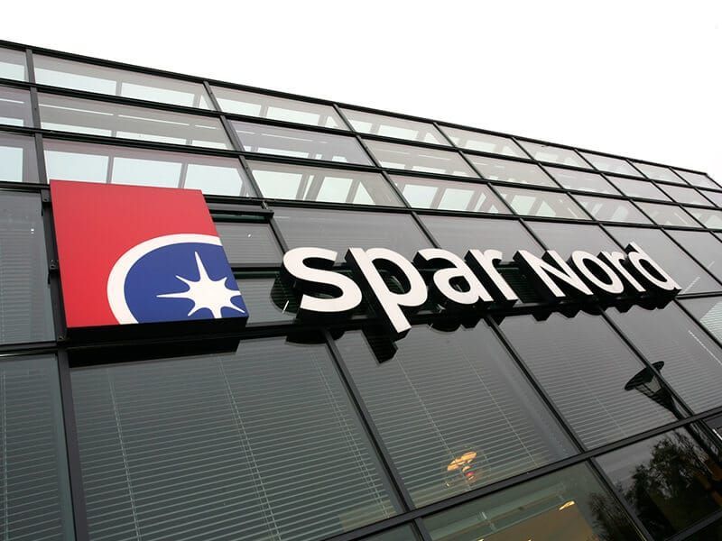 A building with the word spar nord on it