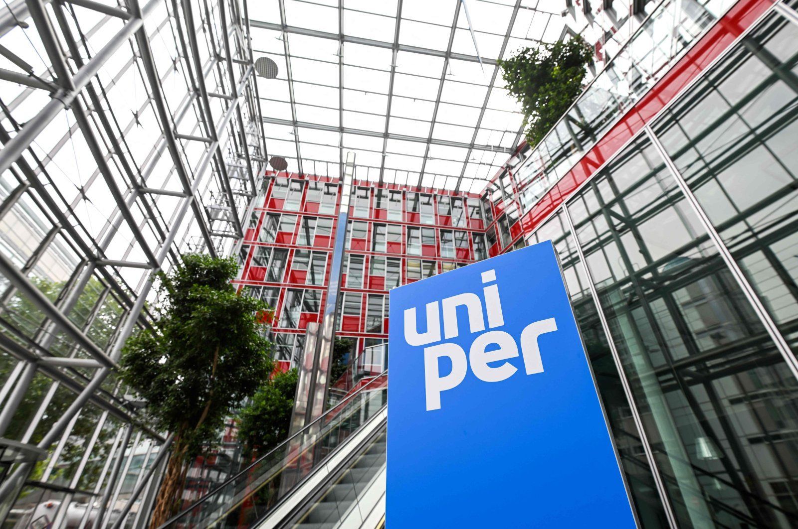 A large building with a blue sign that says uni per