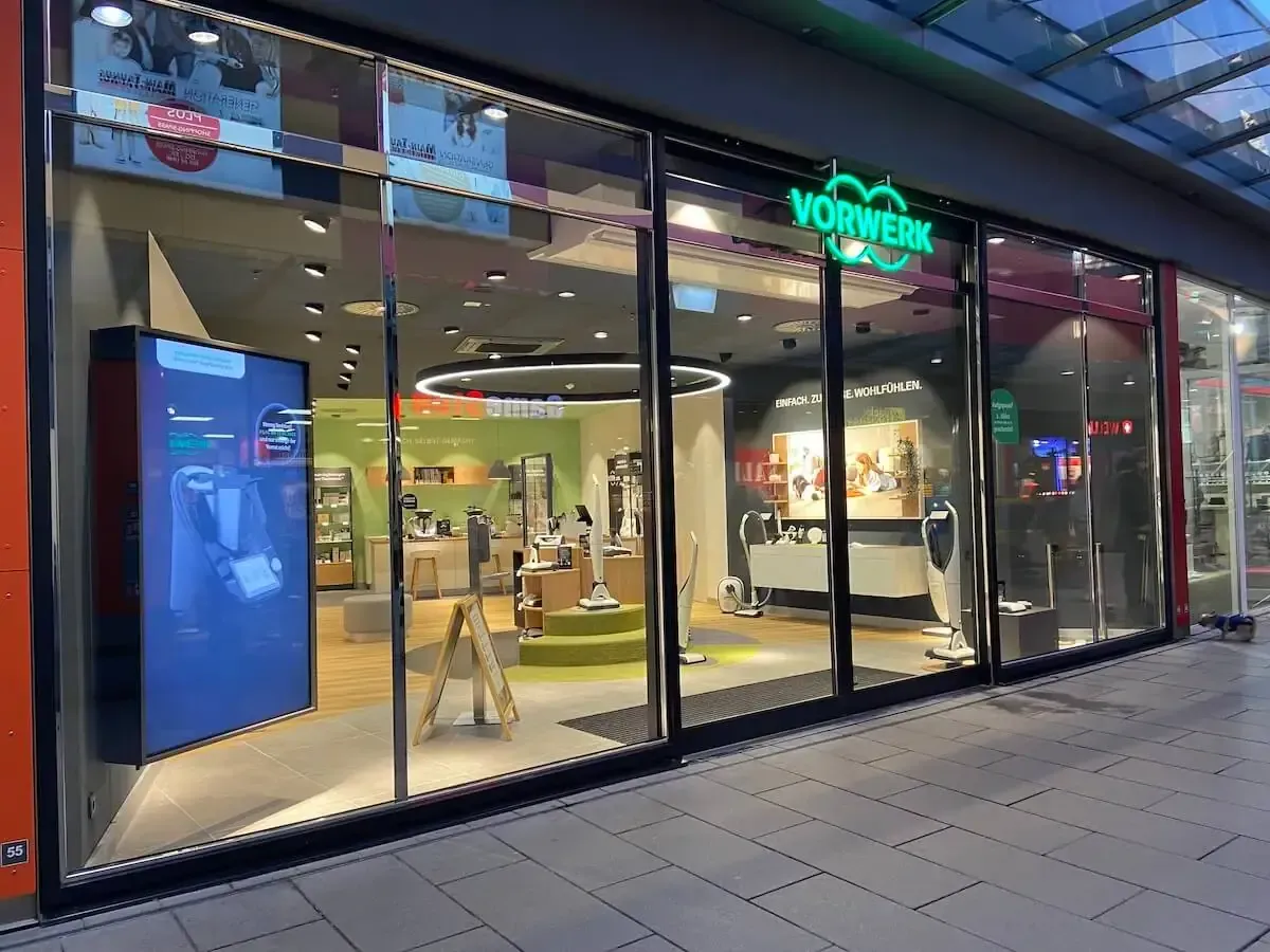 A store front with a lot of windows and a sign that says vouwerk