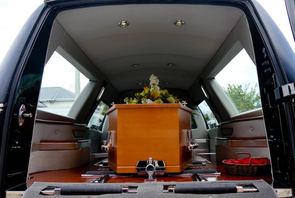 bara in carro funebre